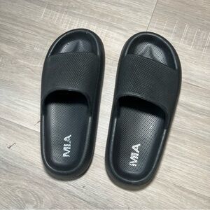 Womens MIA slip on